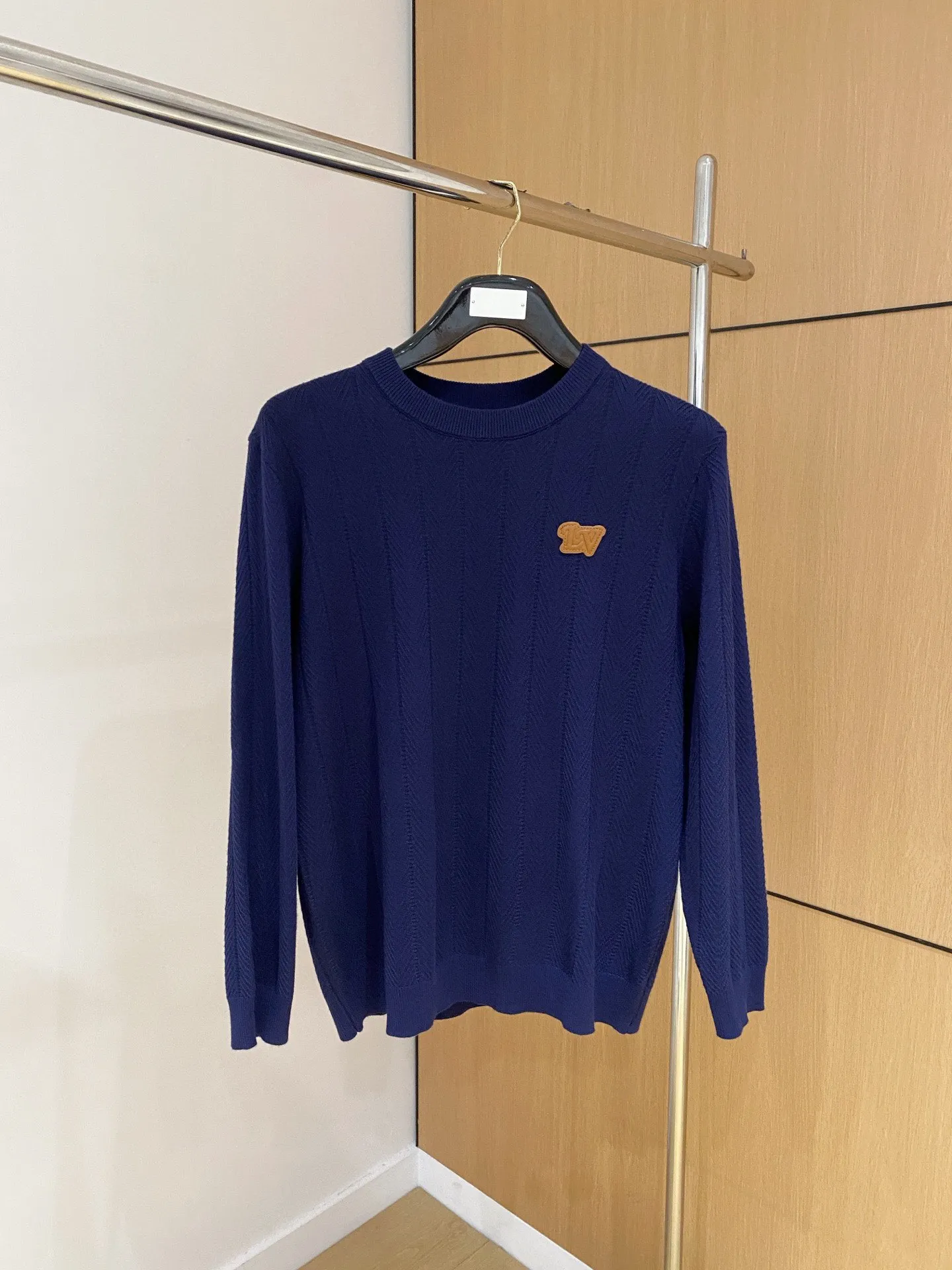 🅿️420 【LV Louis Vuitton】Autumn and winter classic round neck pullover sweater, in full condition! ! ! Wool blended fabric, the latest model in 2025, golden ratio! ! Slim-fitting soft gold, versatile and practical item, the combination and practicality are extremely powerful, simple and elegant, and classy! To create your own style, it is highly recommended to buy it in two colors. The standard slim fit tailoring process is suitable for both young and old men. It is knitted from wool and will not cause any discomfort! While keeping warm, it is stylish, textured and wearable, and the classic logo with contrasting colors on the chest feels in place! ! Recommended for regular customers! ! Size M-3XL (maximum wear: 190 pounds)